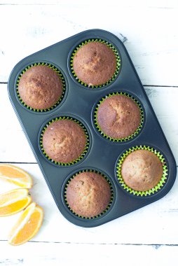 Yemek pişirme içinde turuncu muffins