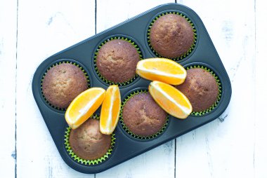 Yemek pişirme içinde turuncu muffins. 