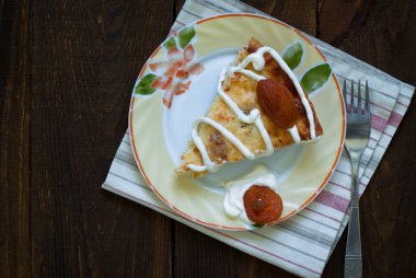 Kuru üzüm ve kayısı ile güveç