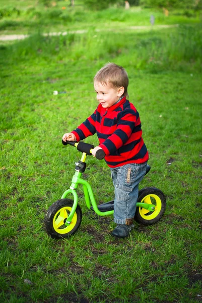 Liten pojke på sin första cykel — Stockfoto