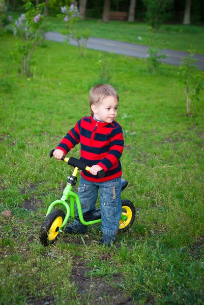 Мальчик на своем первом велосипеде — стоковое фото