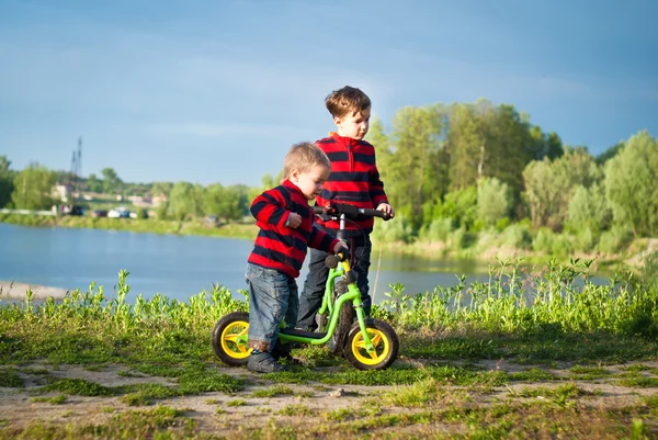 Due fratelli all'aperto — Foto Stock