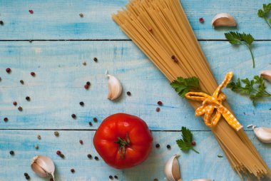 Pişmemiş makarna ve baharatlar