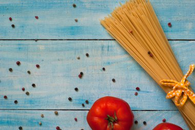 Pişmemiş makarna ve baharatlar