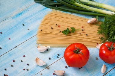 Pişmemiş makarna ve baharatlar