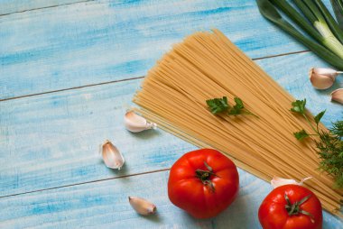 Pişmemiş makarna ve baharatlar