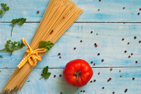 Uncooked spaghetti and spices — Stock Photo, Image