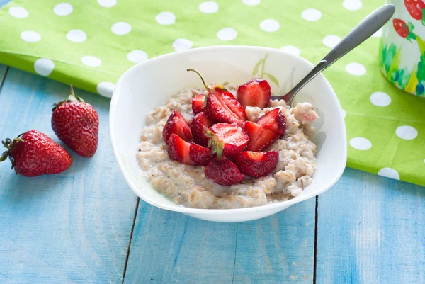 Milk oatmeal porridge with strawberries — Stock Photo, Image