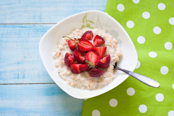 Milk oatmeal porridge with strawberries — Stock Photo, Image