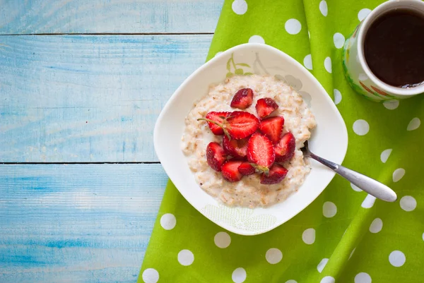 Melk havermoutpap met aardbeien — Stockfoto