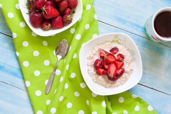 Milk oatmeal porridge with strawberries — Stock Photo, Image