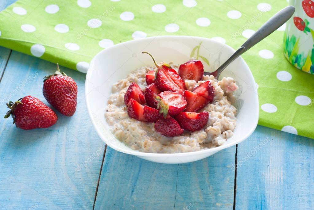 каша молоко с клубникой. рисовая каша с клубникой. рисовая каша с клубникой. каша с фруктами. каша с клубникой.