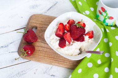 Peyniri yoğurt ve çilek ile