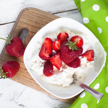Peyniri yoğurt ve çilek ile