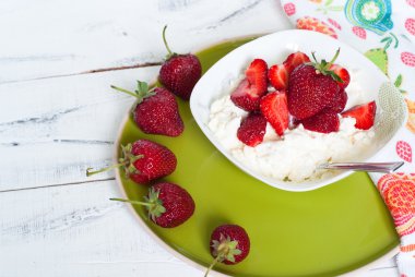 Peyniri yoğurt ve çilek ile