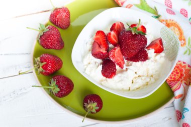 Peyniri yoğurt ve çilek ile