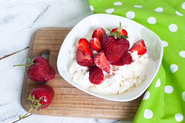 Curd with yogurt and strawberries — Stock Photo, Image