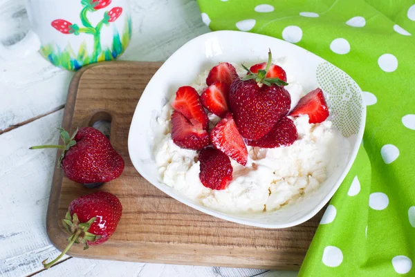 Curd with yogurt and strawberries — Stock Photo, Image