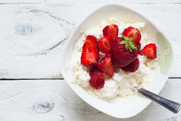 Curd with yogurt and strawberries — Stock Photo, Image