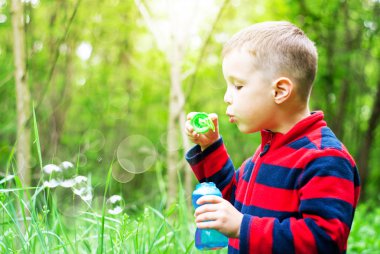 Çocuk ve kabarcıklar