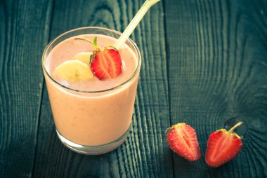 Çilek ile güler yüzlü bardak