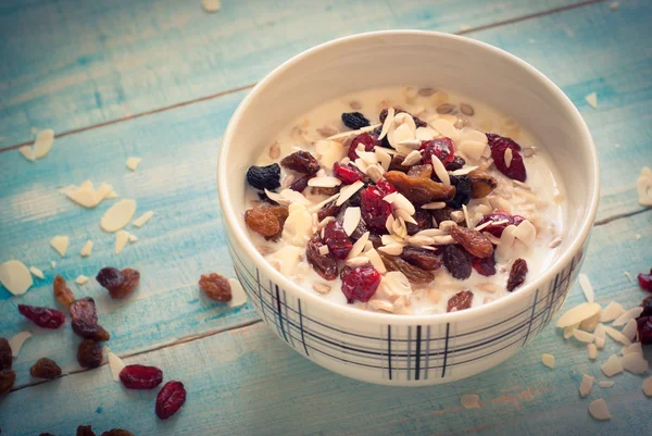 Harina de avena con frutos secos . — Foto de Stock