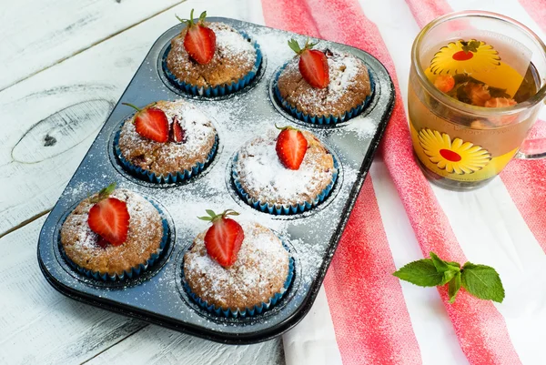 Muffins med jordgubbar — Stockfoto