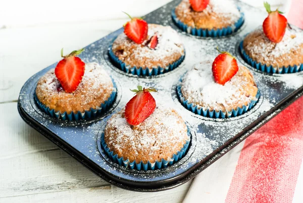 Muffins med jordgubbar — Stockfoto