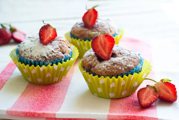 Muffins med jordgubbar — Stockfoto