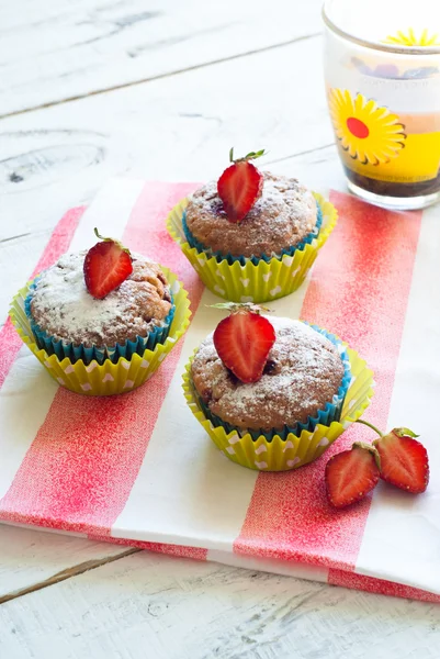 Muffins med jordgubbar — Stockfoto
