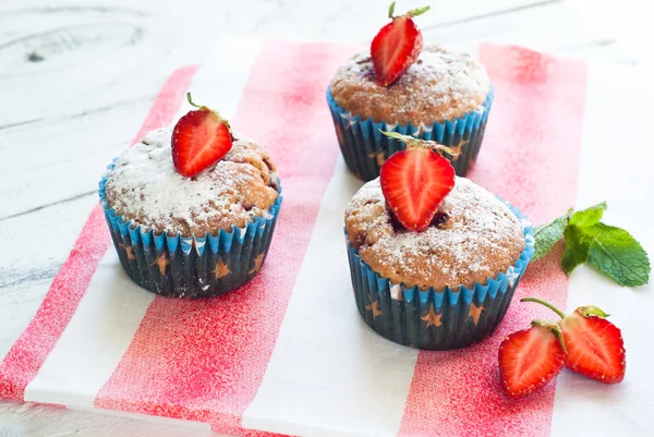 Muffins med jordgubbar — Stockfoto