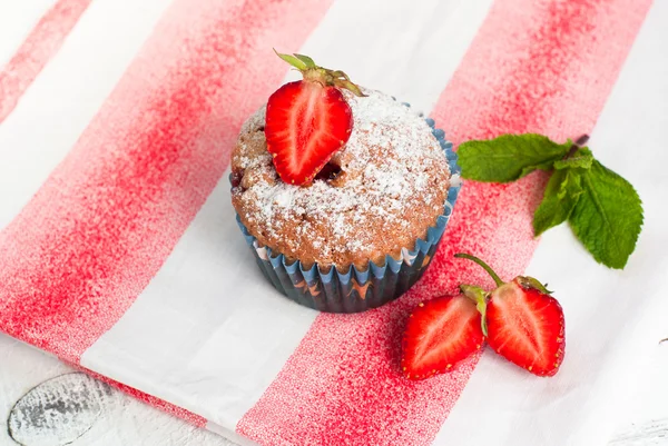 Muffins med jordgubbar — Stockfoto