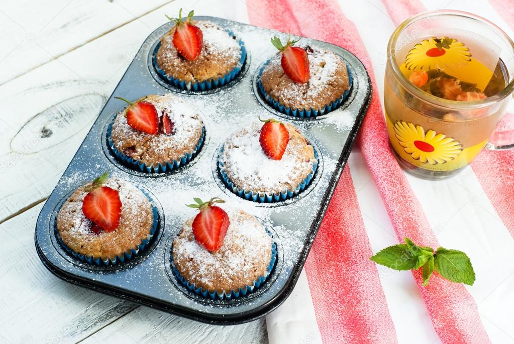 Muffins with strawberries