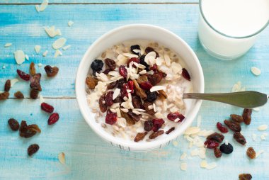 kurutulmuş meyve yulaf ezmesi.