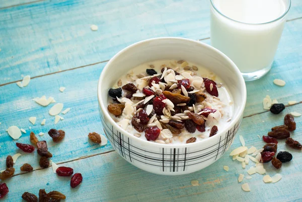 Farina d'avena con frutta secca . — Foto Stock