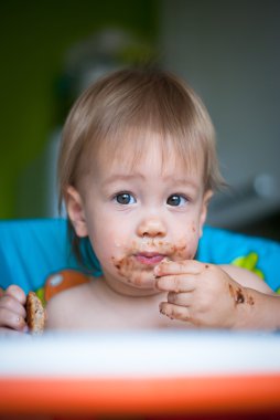 Çocuk sandalyesi kek yiyor