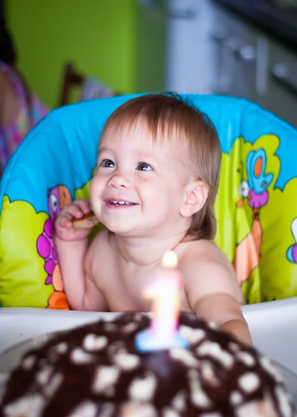 男の子の赤ちゃんがケーキの上のろうそくを吹く — ストック写真