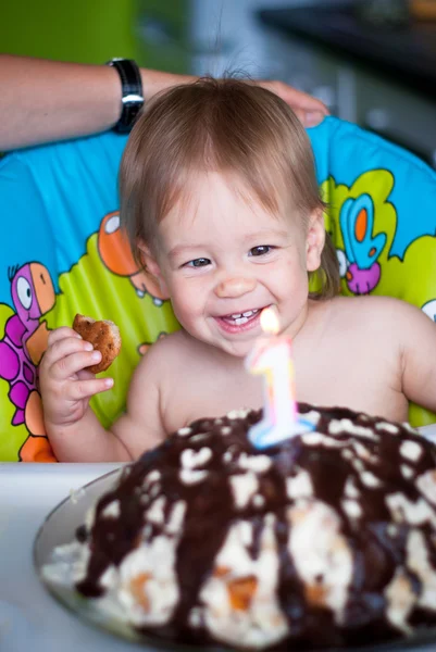 Mumlar bir pastayı dışarı erkek bebek darbeler — Stok fotoğraf