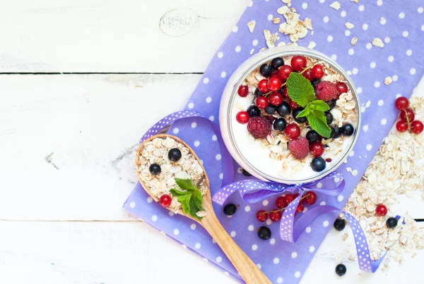 Yogurt with berries and oat flakes — Stock Photo, Image