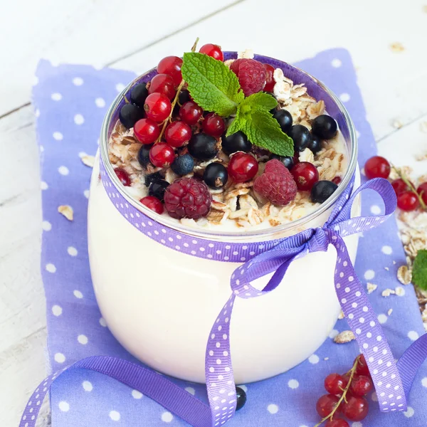 Yoghurt met bessen en Haver vlokken — Stockfoto