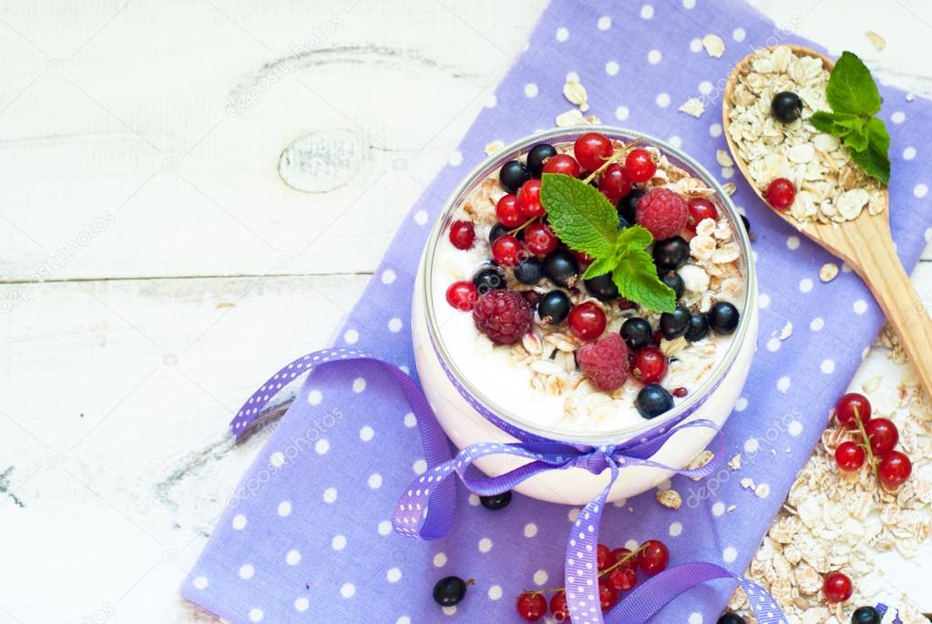 yogurt with berries and oat flakes