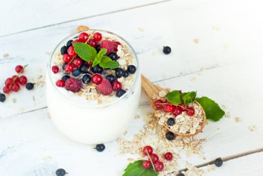 yoğurt böğürtlen ve yulaf gevreği ile