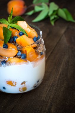 Çilek ile ev yapımı yoğurt