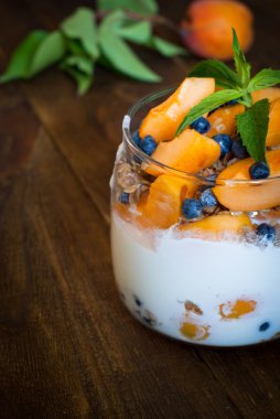 Çilek ile ev yapımı yoğurt