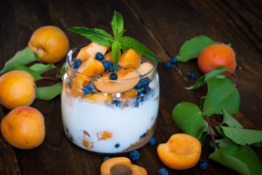 Çilek ile ev yapımı yoğurt