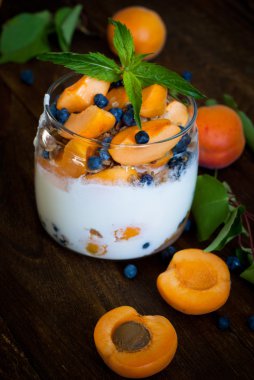 Çilek ile ev yapımı yoğurt