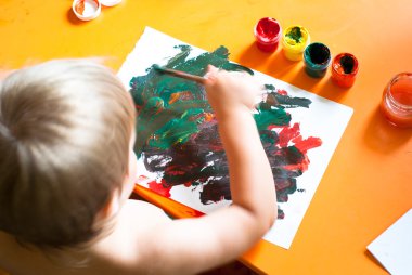 küçük çocuk berabere