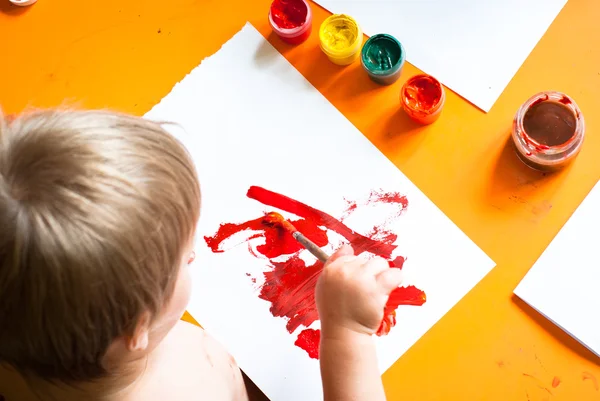 Kleiner Junge zeichnet — Stockfoto