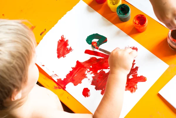 Little boy draws — Stock Photo, Image