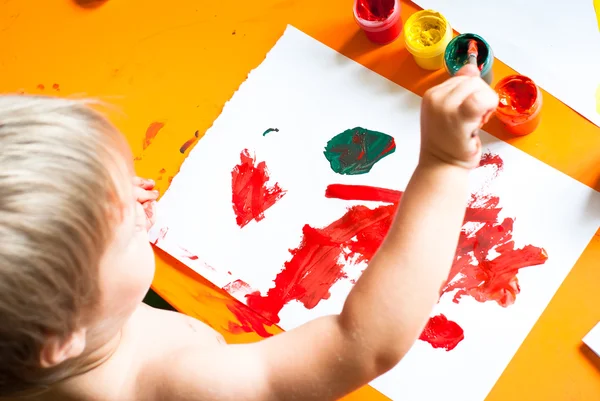Little boy draws — Stock Photo, Image